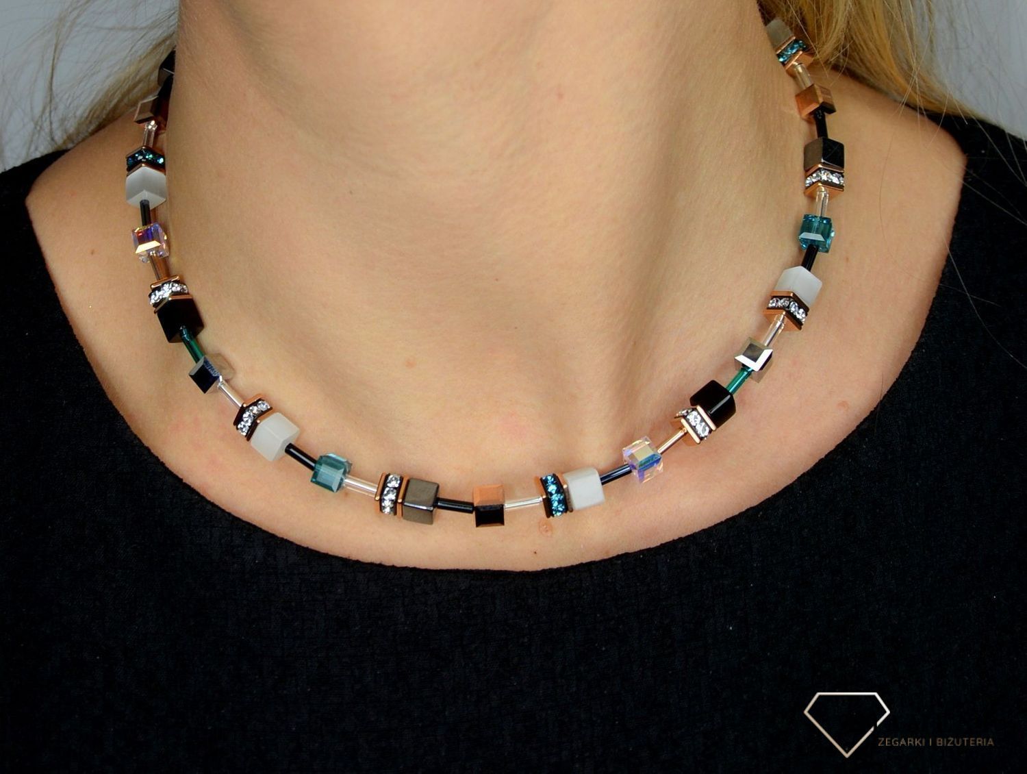 Naszyjnik damski Swarovski tygrysie oko Coeur De Lion 4013100624. Modny, damski naszyjnik Coeur de Lion podkreśla piękno każdej kobiety. Twoja stylizacja zyska wyjątkowy urok, naszyjnik ozdobiony kryształami S.jpg