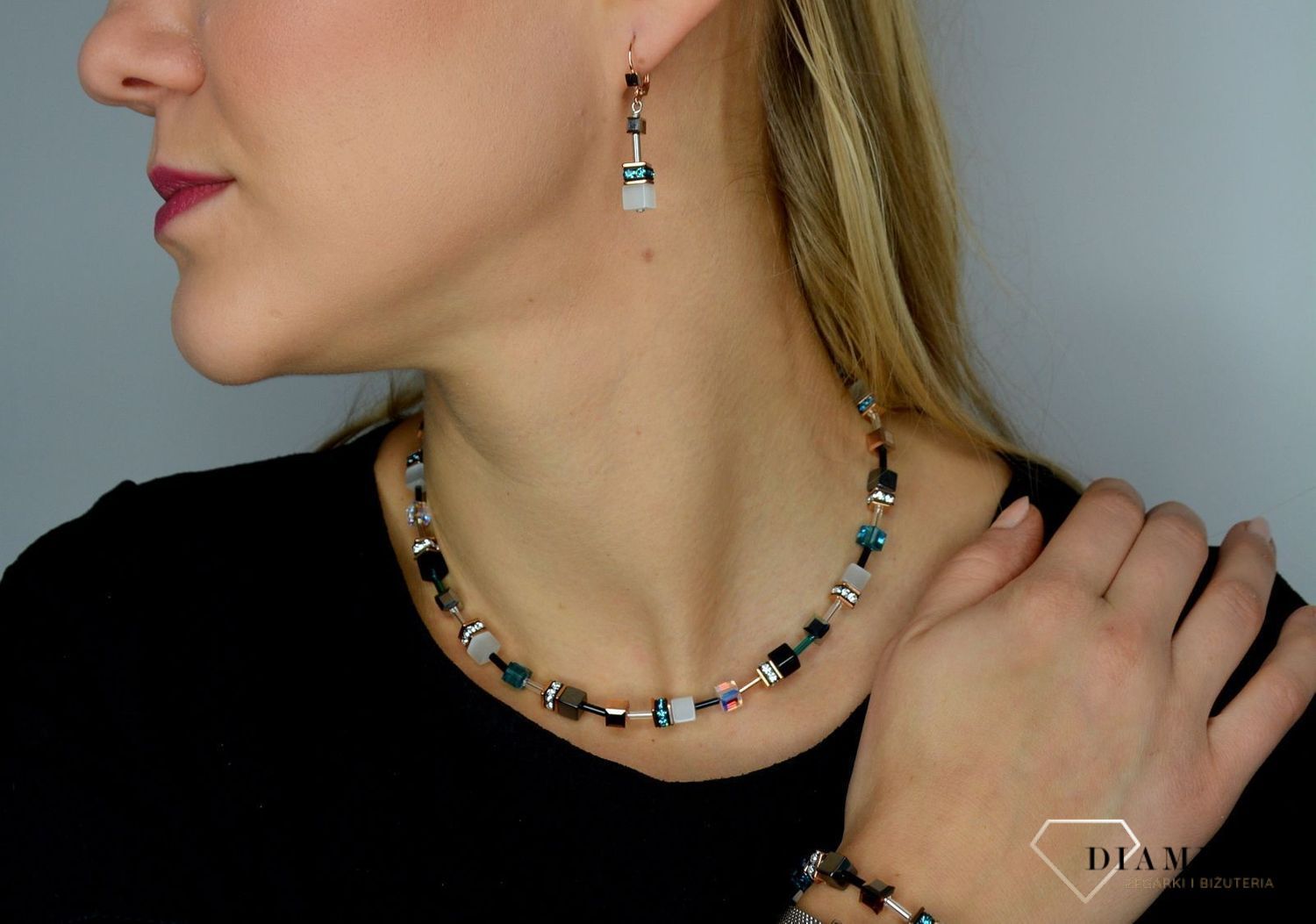 Naszyjnik damski Swarovski tygrysie oko Coeur De Lion 4013100624. Modny, damski naszyjnik Coeur de Lion podkreśla piękno każdej kobiety. Twoja stylizacja zyska wyjątkowy urok, naszyjnik ozdobiony kryształami S.jpg