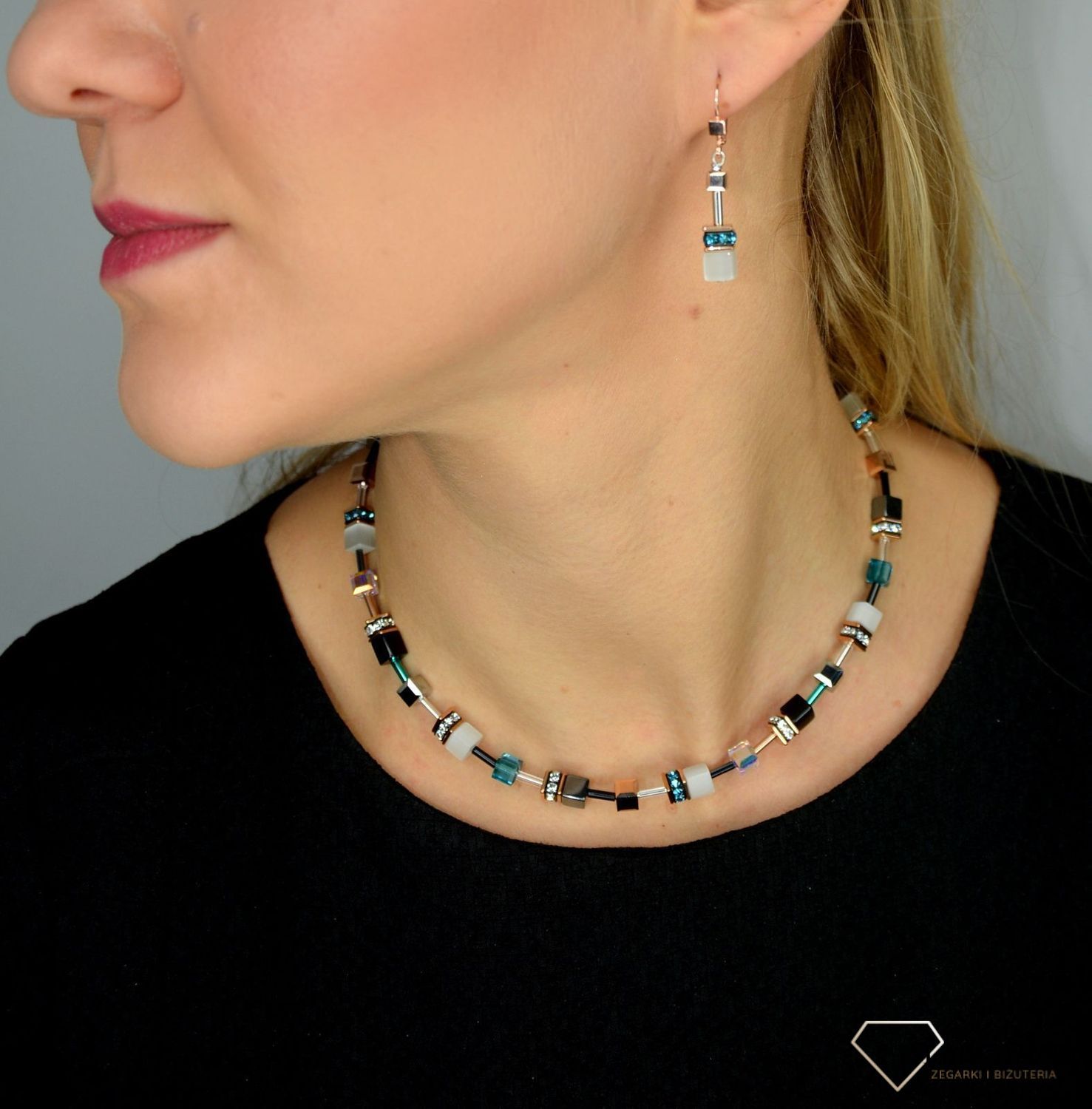 Naszyjnik damski Swarovski tygrysie oko Coeur De Lion 4013100624. Modny, damski naszyjnik Coeur de Lion podkreśla piękno każdej kobiety. Twoja stylizacja zyska wyjątkowy urok, naszyjnik ozdobiony kryształami S.jpg