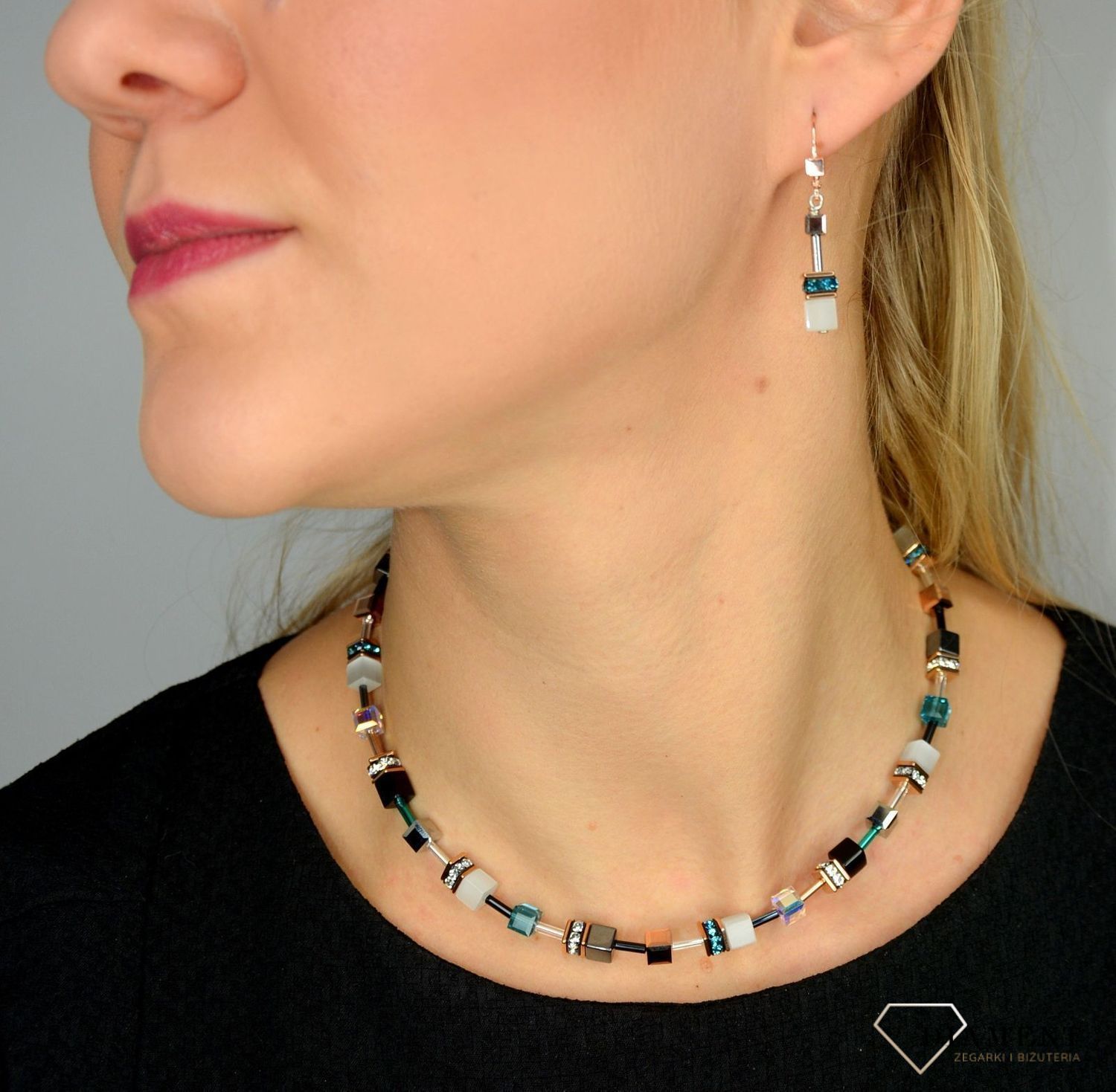 Naszyjnik damski Swarovski tygrysie oko Coeur De Lion 4013100624. Modny, damski naszyjnik Coeur de Lion podkreśla piękno każdej kobiety. Twoja stylizacja zyska wyjątkowy urok, naszyjnik ozdobiony kryształami S.jpg