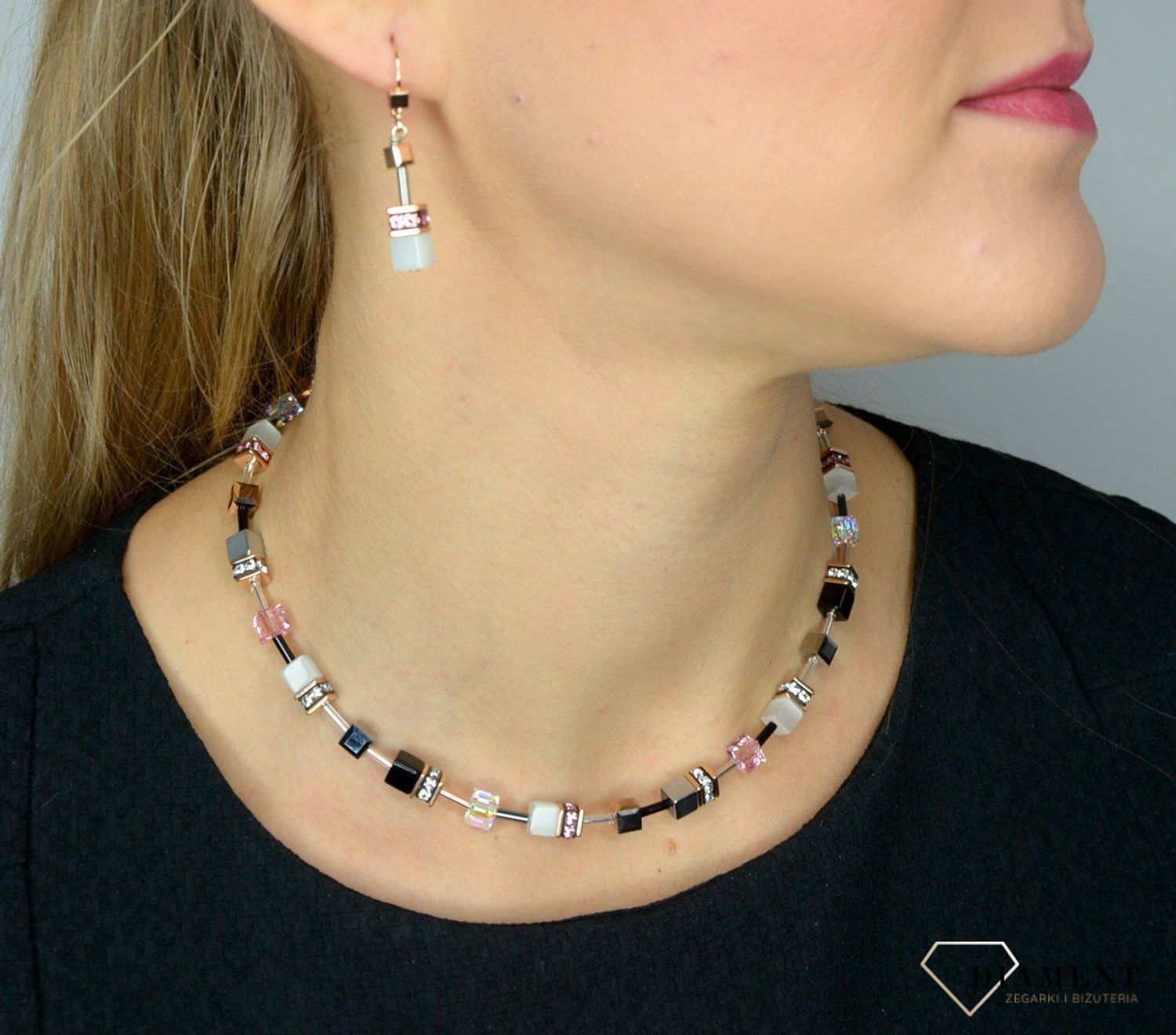 Kolczyki damskie Swarovski jednobarwne tygrysie oko Coeur De Lion 4013201920.  Z eleganckim naszyjnikiem Coeur de Lion każda Twoja stylizacja zyska wyjątkowy urok, ozdobiony kryształami Swarovski® to idealny.jpg