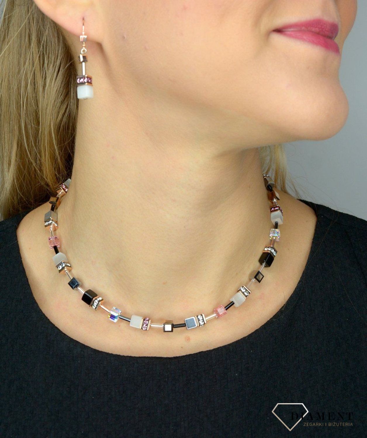 Kolczyki damskie Swarovski jednobarwne tygrysie oko Coeur De Lion 4013201920.  Z eleganckim naszyjnikiem Coeur de Lion każda Twoja stylizacja zyska wyjątkowy urok, ozdobiony kryształami Swarovski® to idealny.jpg