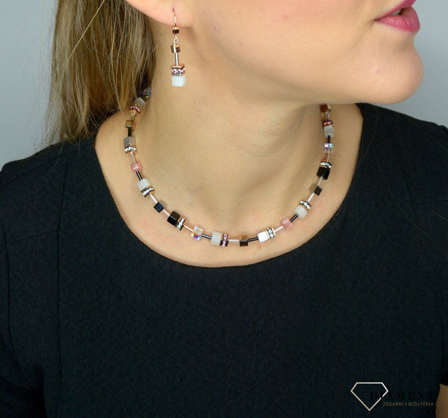 Kolczyki damskie Swarovski jednobarwne tygrysie oko Coeur De Lion 4013201920.  Z eleganckim naszyjnikiem Coeur de Lion każda Twoja stylizacja zyska wyjątkowy urok, ozdobiony kryształami Swarovski® to idealny.jpg