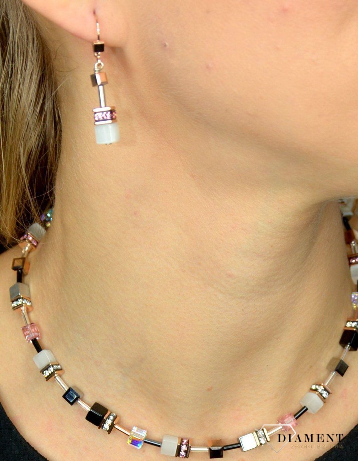 Kolczyki damskie Swarovski jednobarwne tygrysie oko Coeur De Lion 4013201920.  Z eleganckim naszyjnikiem Coeur de Lion każda Twoja stylizacja zyska wyjątkowy urok, ozdobiony kryształami Swarovski® to idealny.jpg