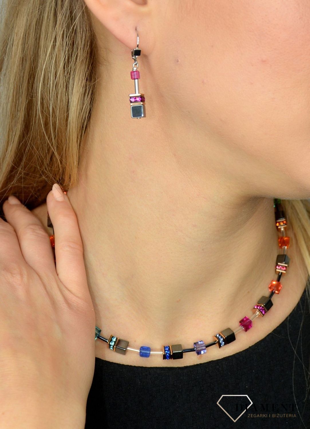 Kolczyki damskie Swarovski hematyt Coeur De Lion 4015201500. Z eleganckimi kolczykami Coeur de Lion każda Twoja stylizacja zyska wyjątkowy urok, ozdobione kryształami Swarovski® to idealny pomysł na prezent d.jpg