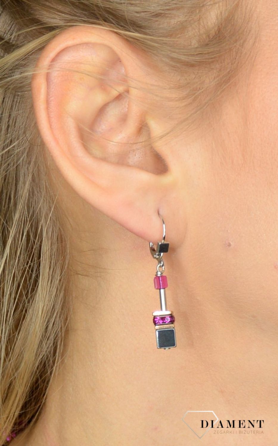 Kolczyki damskie Swarovski hematyt Coeur De Lion 4015201500. Z eleganckimi kolczykami Coeur de Lion każda Twoja stylizacja zyska wyjątkowy urok, ozdobione kryształami Swarovski® to idealny pomysł na prezent d.jpg