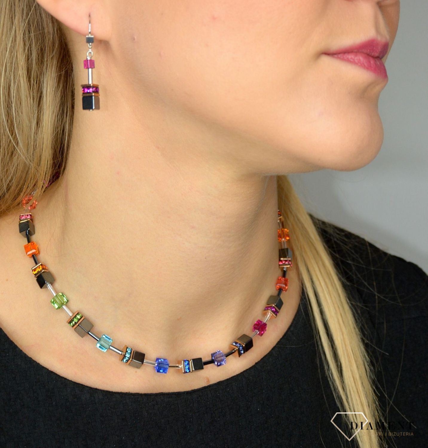 Kolczyki damskie Swarovski hematyt Coeur De Lion 4015201500. Z eleganckimi kolczykami Coeur de Lion każda Twoja stylizacja zyska wyjątkowy urok, ozdobione kryształami Swarovski® to idealny pomysł na prezent d.jpg