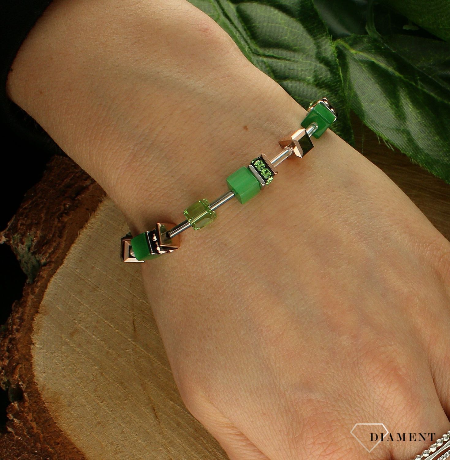 Bransoletka GEOCUBE® Iconic Monochrome w kolorze zielonym 4016300500. Ręcznie wykonana bransoletka z syntetycznym, jednobarwnym tygrysim okiem, kryształami Swarovski® to prawdziwie kobieca i subtelna kompozycja.jpeg