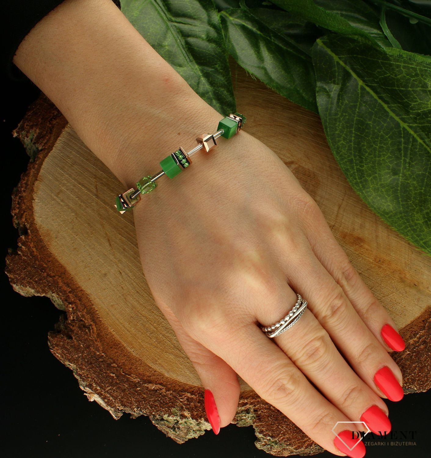 Bransoletka GEOCUBE® Iconic Monochrome w kolorze zielonym 4016300500. Ręcznie wykonana bransoletka z syntetycznym, jednobarwnym tygrysim okiem, kryształami Swarovski® to prawdziwie kobieca i subtelna kompozycja.jpeg