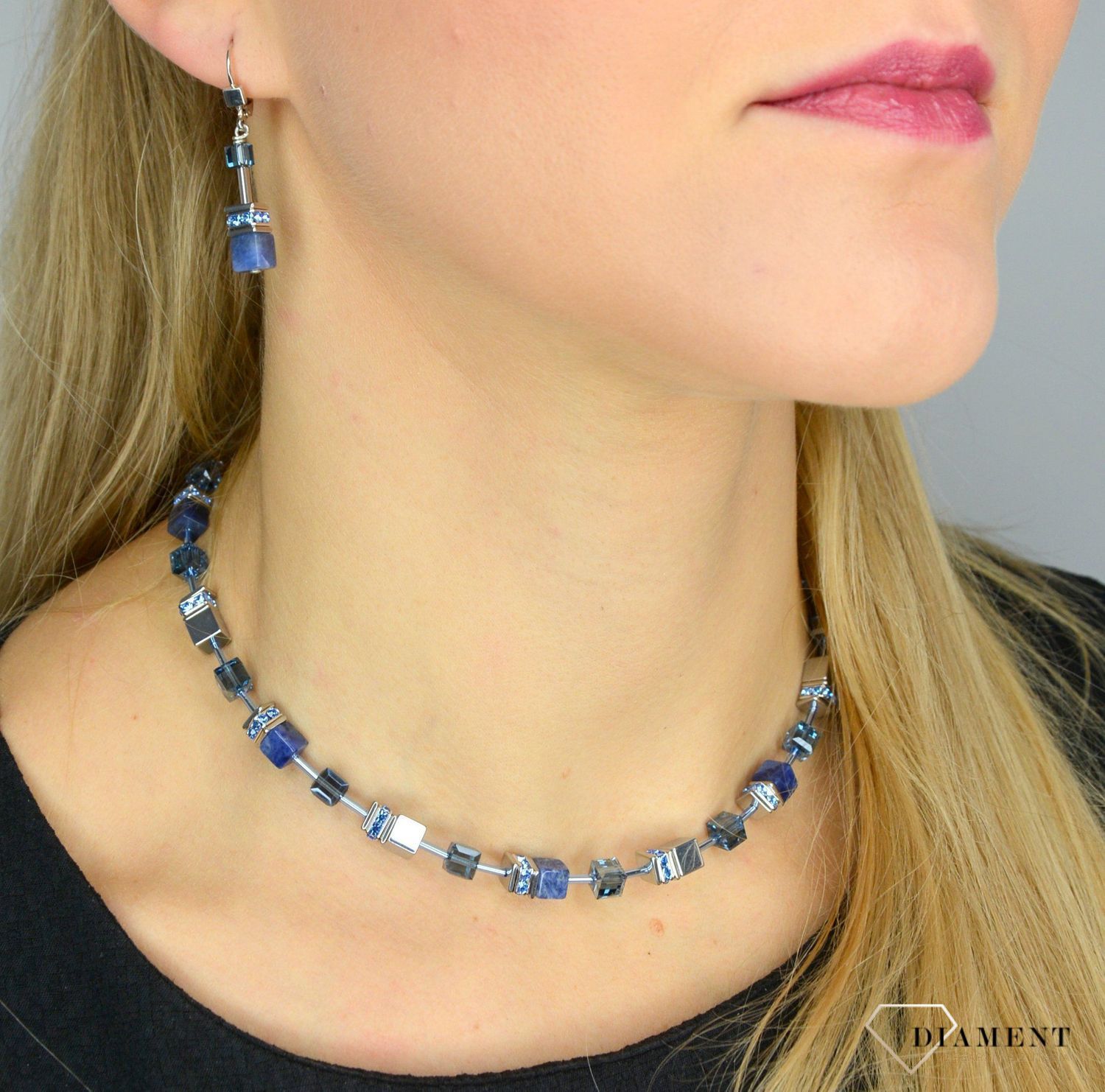 Kolczyki damskie Swarovski sodalit Coeur De Lion 4017200700. Modne, damskie kolczyki Coeur de Lion podkreślą piękno każdej kobiety. Twoja stylizacja zyska wyjątkowy urok, kolczyki ozdobione kryształami Swarov.jpg