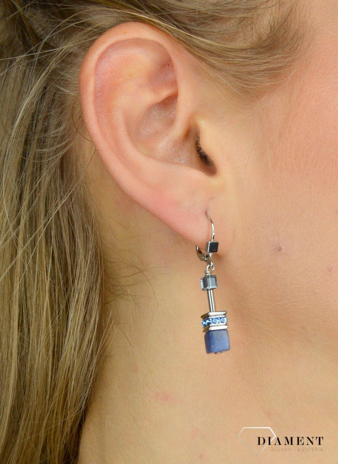 Kolczyki damskie Swarovski sodalit Coeur De Lion 4017200700. Modne, damskie kolczyki Coeur de Lion podkreślą piękno każdej kobiety. Twoja stylizacja zyska wyjątkowy urok, kolczyki ozdobione kryształami Swarov.jpg