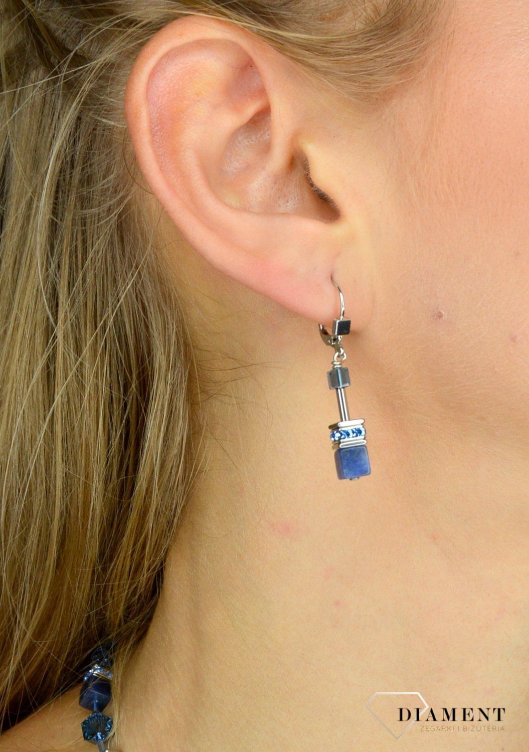 Kolczyki damskie Swarovski sodalit Coeur De Lion 4017200700. Modne, damskie kolczyki Coeur de Lion podkreślą piękno każdej kobiety. Twoja stylizacja zyska wyjątkowy urok, kolczyki ozdobione kryształami Swarov.jpg