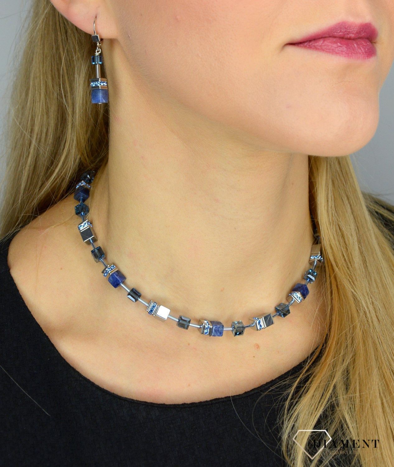 Kolczyki damskie Swarovski sodalit Coeur De Lion 4017200700. Modne, damskie kolczyki Coeur de Lion podkreślą piękno każdej kobiety. Twoja stylizacja zyska wyjątkowy urok, kolczyki ozdobione kryształami Swarov.jpg