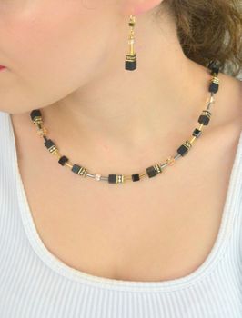 Złote kolczyki GeoCUBE® Onyx od Coeur de Lion z kryształkami Swarovski® 4018201316 i onyksem. Stylowe, komfortowe i eleganckie – idealne na prezent (3).JPG