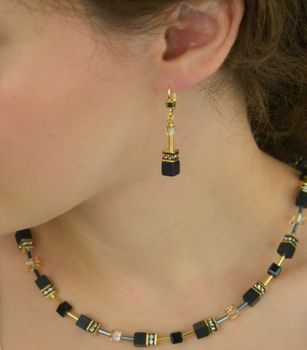 Złote kolczyki GeoCUBE® Onyx od Coeur de Lion z kryształkami Swarovski® 4018201316 i onyksem. Stylowe, komfortowe i eleganckie – idealne na prezent (4).JPG