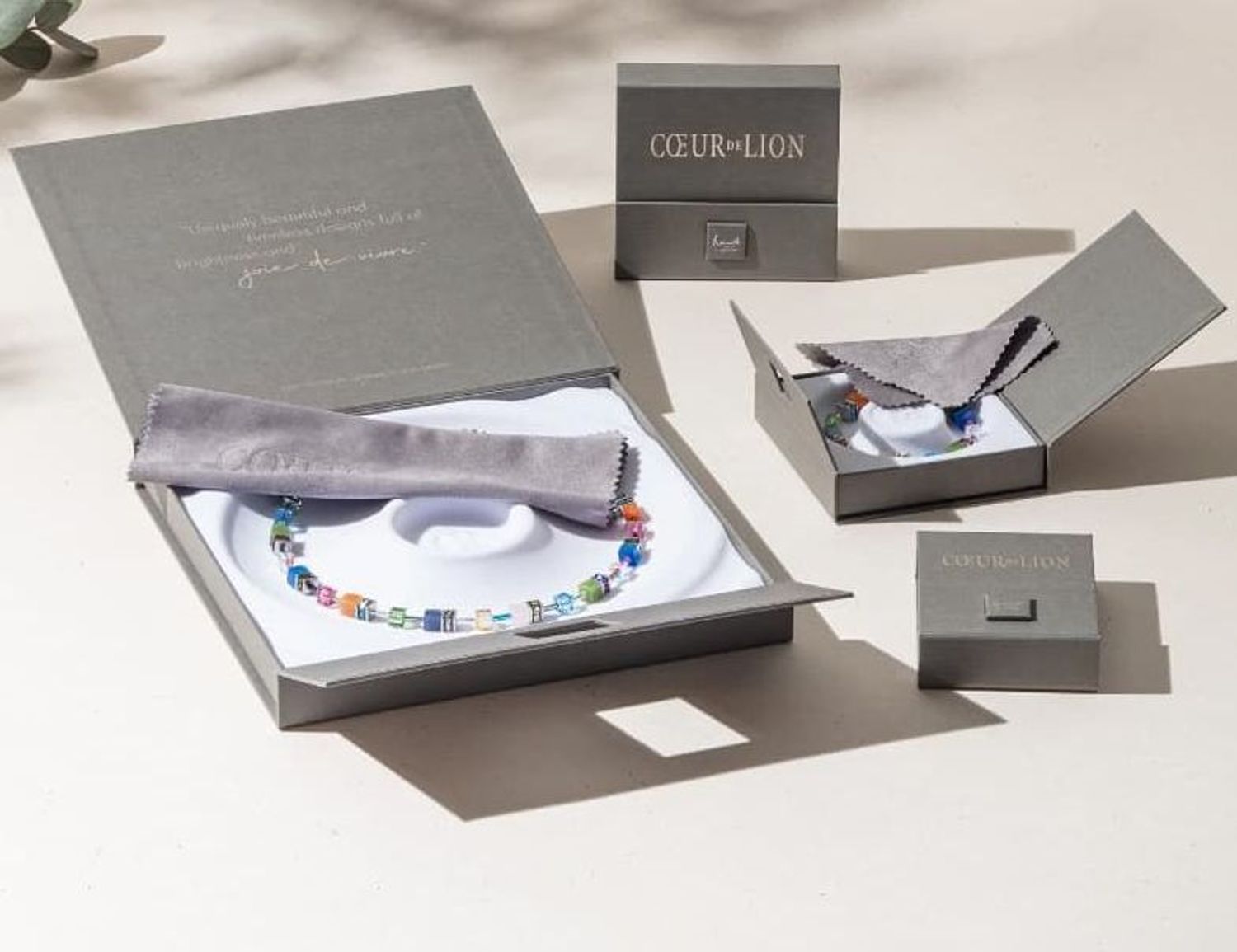 COEUR_DE_LION_402010-1920Naszyjnik damski Coeur de Lion  GeoCUBE Różowe Kocie Oczko 402010-1920⌚ Biżuteria Swarovski.jpg