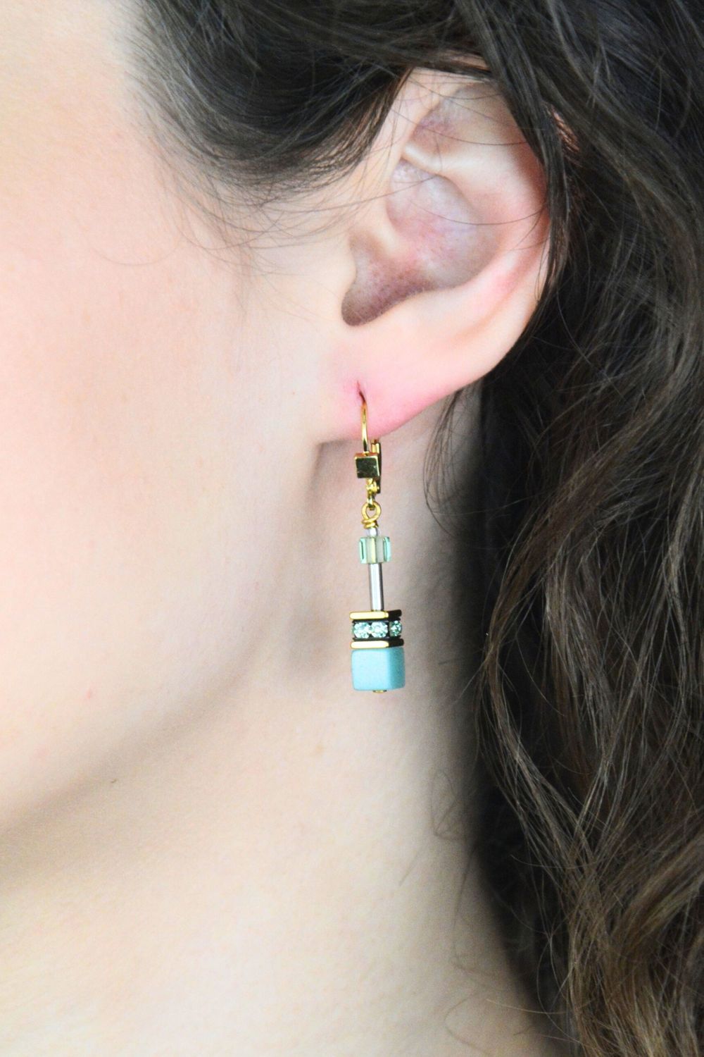 Eleganckie kolczyki GeoCUBE® Iconic Mono Gold w zieleni i złocie. Kryształy Swarovski®, nowoczesny design i certyfikat autentyczności COEUR DE LION.1.jpg