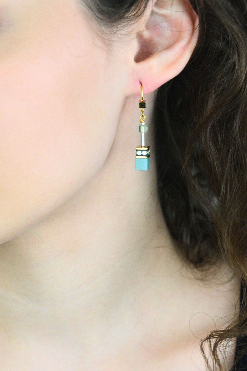 Eleganckie kolczyki GeoCUBE® Iconic Mono Gold w zieleni i złocie. Kryształy Swarovski®, nowoczesny design i certyfikat autentyczności COEUR DE LION.1.jpg