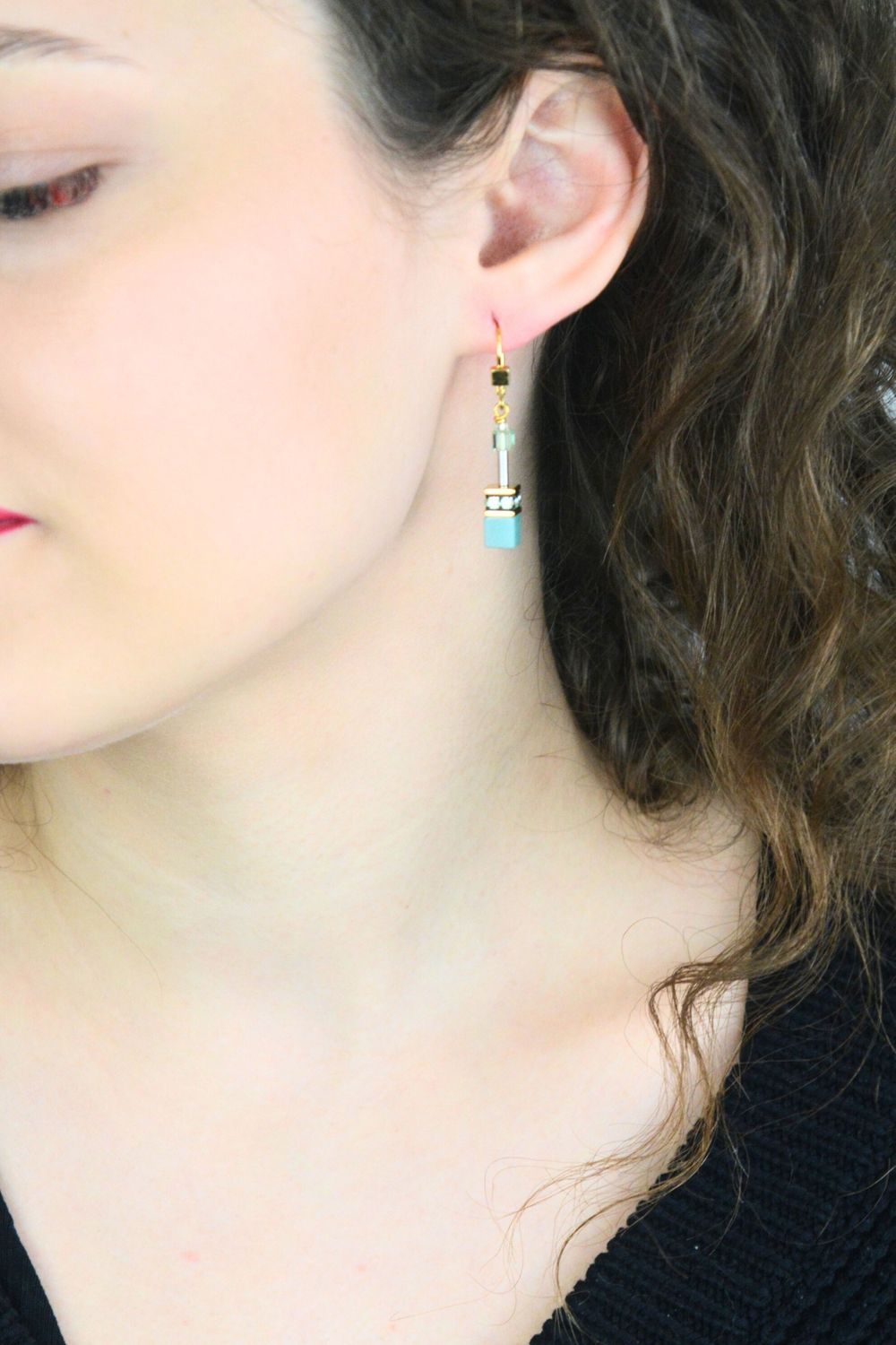 Eleganckie kolczyki GeoCUBE® Iconic Mono Gold w zieleni i złocie. Kryształy Swarovski®, nowoczesny design i certyfikat autentyczności COEUR DE LION.1.jpg