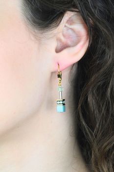 Eleganckie kolczyki GeoCUBE® Iconic Mono Gold w zieleni i złocie. Kryształy Swarovski®, nowoczesny design i certyfikat autentyczności  (1).jpg