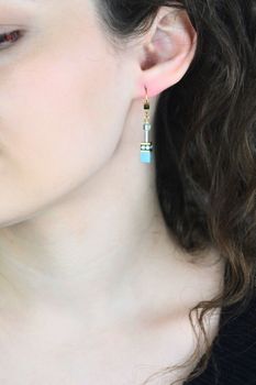 Eleganckie kolczyki GeoCUBE® Iconic Mono Gold w zieleni i złocie. Kryształy Swarovski®, nowoczesny design i certyfikat autentyczności  (2).jpg