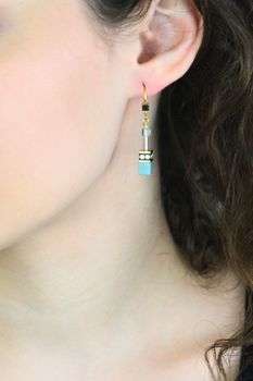 Eleganckie kolczyki GeoCUBE® Iconic Mono Gold w zieleni i złocie. Kryształy Swarovski®, nowoczesny design i certyfikat autentyczności  (3).jpg