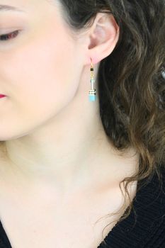 Eleganckie kolczyki GeoCUBE® Iconic Mono Gold w zieleni i złocie. Kryształy Swarovski®, nowoczesny design i certyfikat autentyczności  (4).jpg