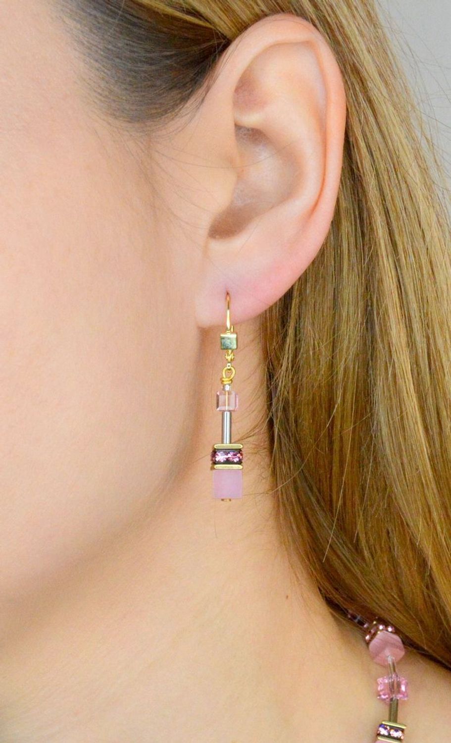 Kolczyki damskie Coeur de Lion GeoCUBE Różowe Kocie Oczko 402020-1920  Biżuteria marki COEUR DE LION, prezent na dzień kobiet.jpg