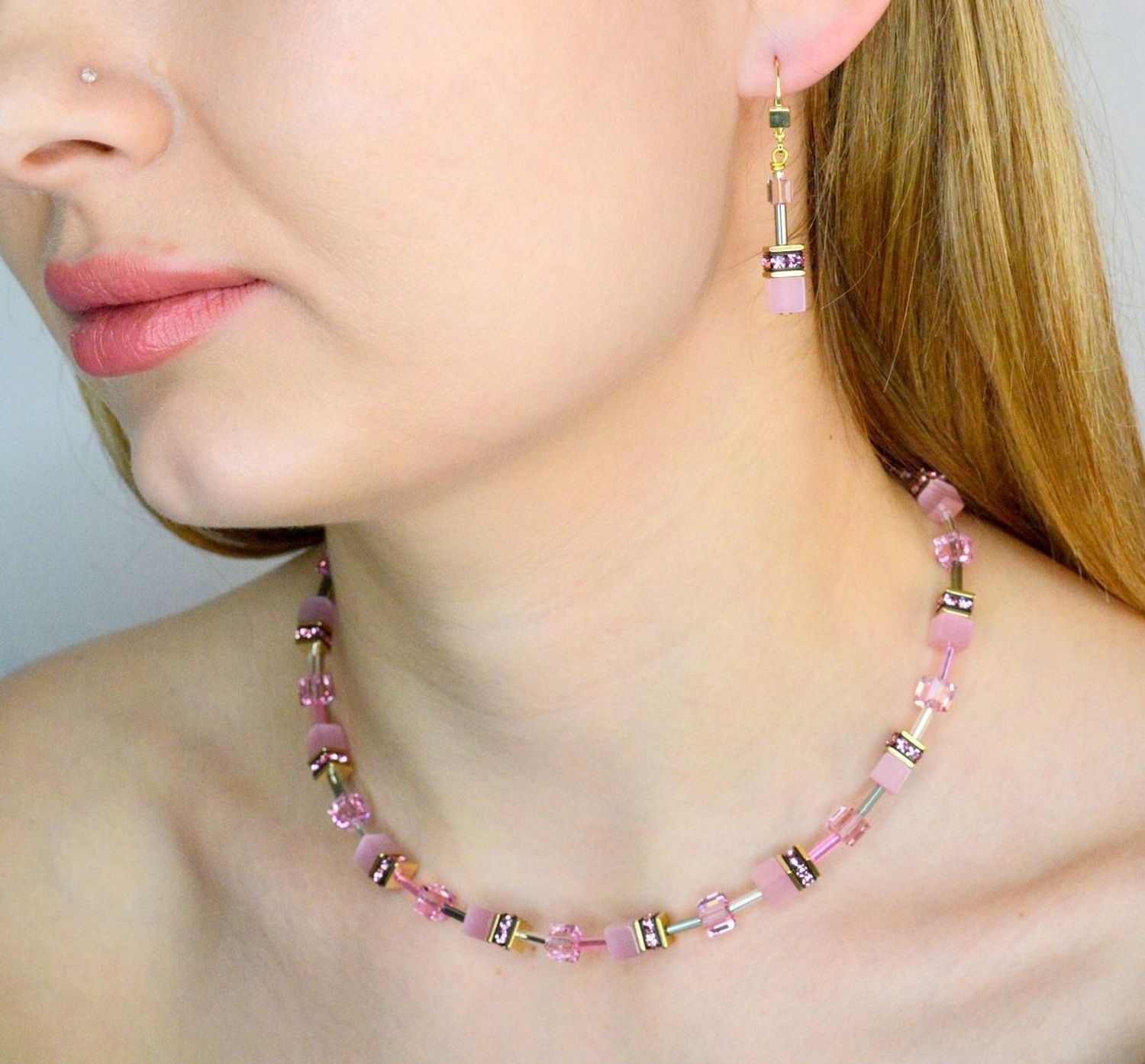 Kolczyki damskie Coeur de Lion GeoCUBE Różowe Kocie Oczko 402020-1920  Biżuteria marki COEUR DE LION, prezent na dzień kobiet.jpg