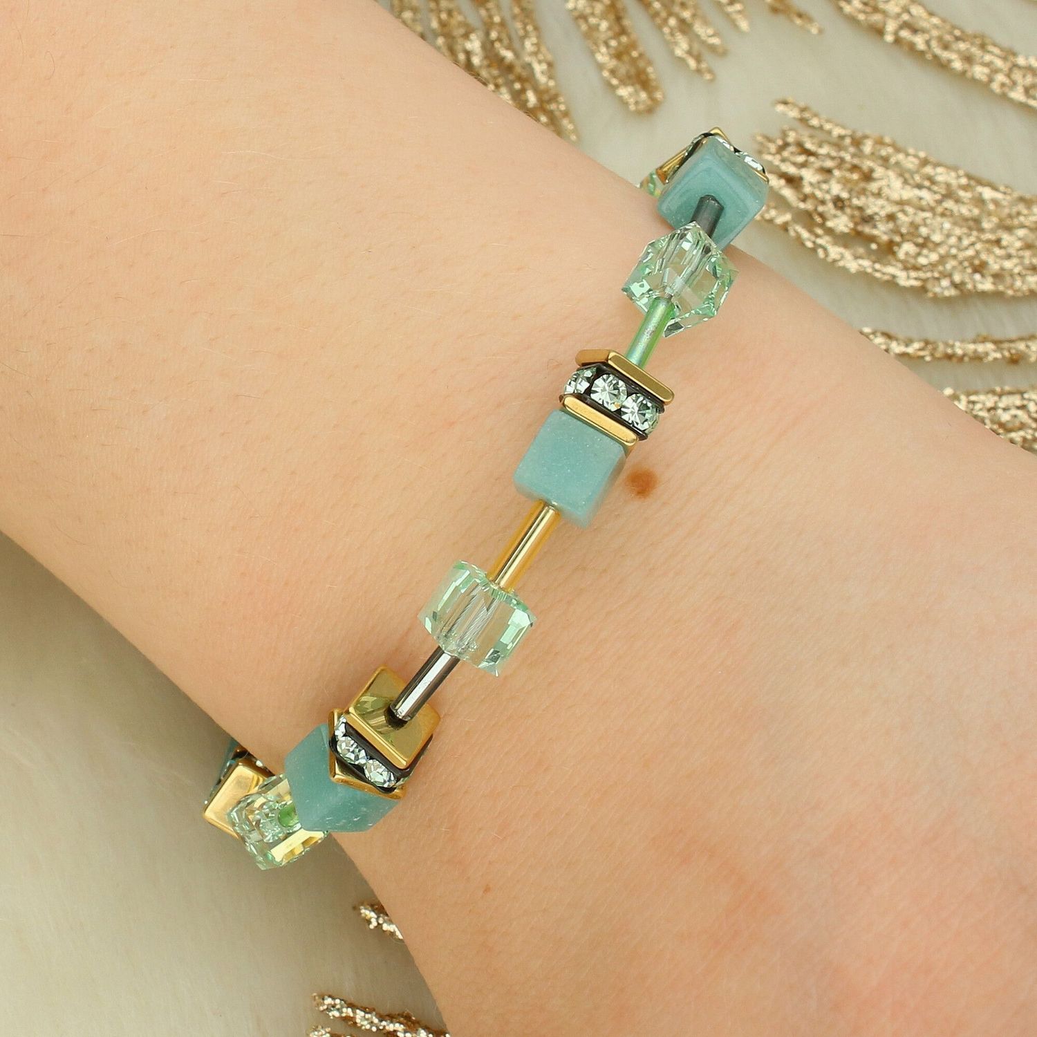 Elegancka bransoletka GeoCUBE® Iconic Mono Gold w zielonej kolorystyce. Geometryczny design, złote akcenty i designerskie etui z certyfikatem autentyczności.1.jpg