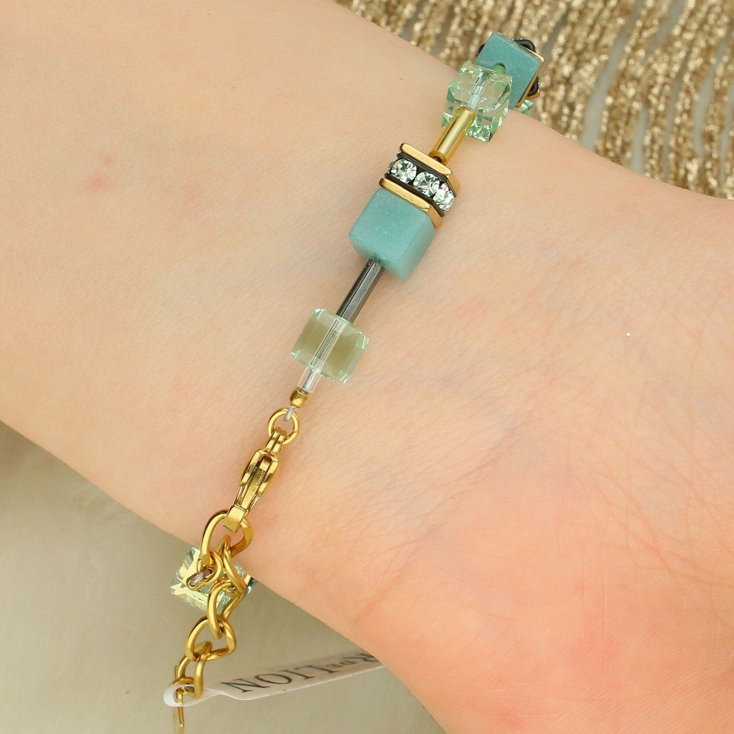 Elegancka bransoletka GeoCUBE® Iconic Mono Gold w zielonej kolorystyce. Geometryczny design, złote akcenty i designerskie etui z certyfikatem autentyczności.1.jpg