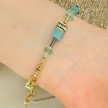 Elegancka bransoletka GeoCUBE® Iconic Mono Gold w zielonej kolorystyce. Geometryczny design, złote akcenty i designerskie etui z certyfikatem autentyczności.33.jpg