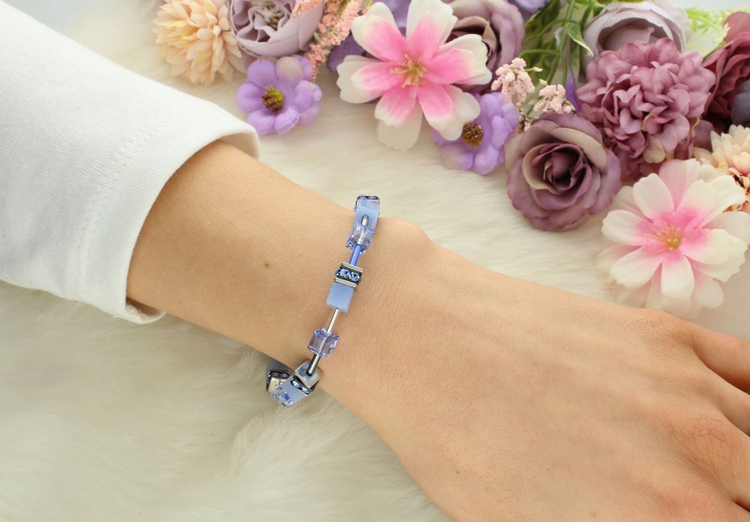 Bransoletka COEUR DEL LION 4020300717 to wyjątkowy dodatek, który łączy elegancję z wyrazistym, niebieskim akcentem. Wykonana ze stali szlachetnej, ozdobiona błyszczącymi kryształami Swarovski 1.jpg