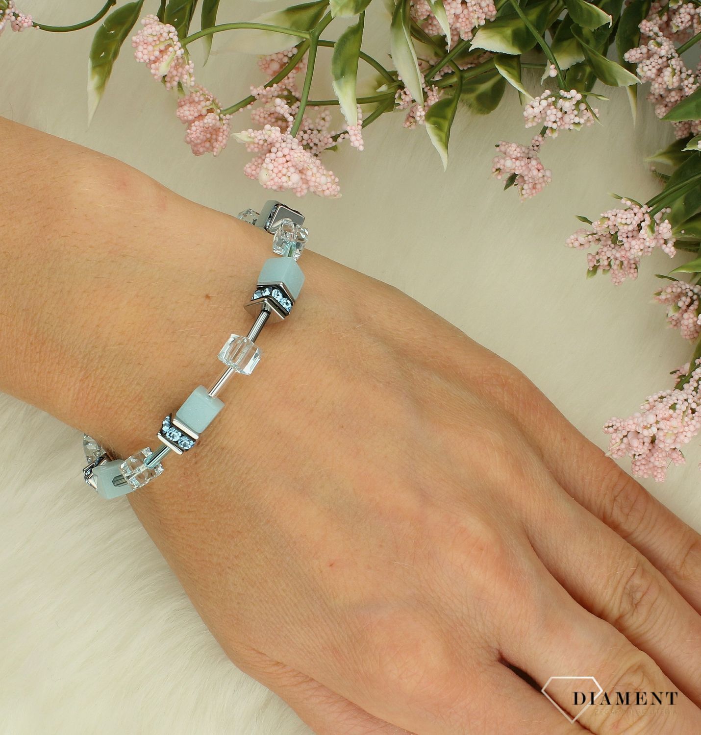 Bransoletka Coeur de Lion GeoCUBE Iconic Mono Gold bransoletka lód niebieska. COEUR DE LION to nowy koncept biżuterii, wykonanej ręcznie, przy użyciu naturalnych kamieni oraz wysokiej jakości materiałów kryształy Swarovski®, kry.jpg