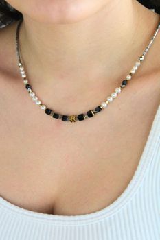 Złoty naszyjnik Modern Elegance Spikes z onyksu, hematytu i pereł Swarovski (2).jpg