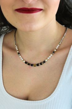 Złoty naszyjnik Modern Elegance Spikes z onyksu, hematytu i pereł Swarovski (3).jpg