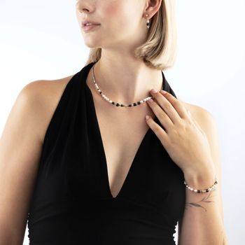 Złoty naszyjnik Modern Elegance Spikes z onyksu, hematytu i pereł Swarovski®. Ręcznie wykonany w Niemczech, nowoczesna elegancja i unikalny design.2.jpg