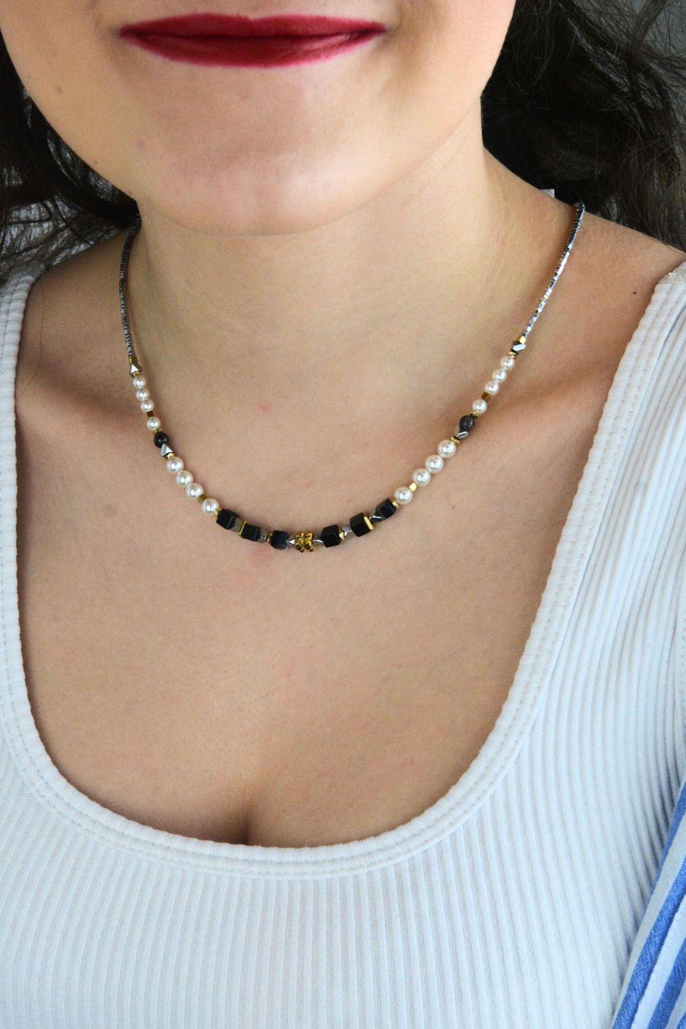 Złoty naszyjnik Modern Elegance Spikes z onyksu, hematytu i pereł Swarovski®. Ręcznie wykonany w Niemczech, nowoczesna elegancja i unikalny design.1.jpg