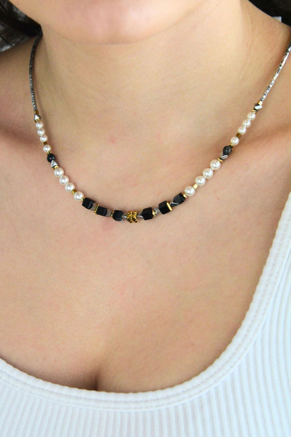 Złoty naszyjnik Modern Elegance Spikes z onyksu, hematytu i pereł Swarovski®. Ręcznie wykonany w Niemczech, nowoczesna elegancja i unikalny design.1.jpg