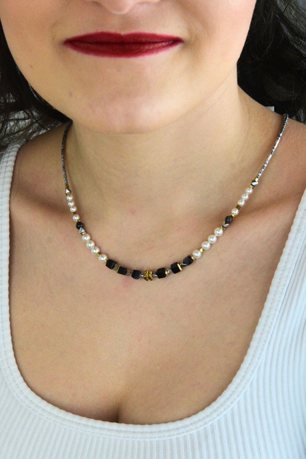 Złoty naszyjnik Modern Elegance Spikes z onyksu, hematytu i pereł Swarovski®. Ręcznie wykonany w Niemczech, nowoczesna elegancja i unikalny design.1.jpg