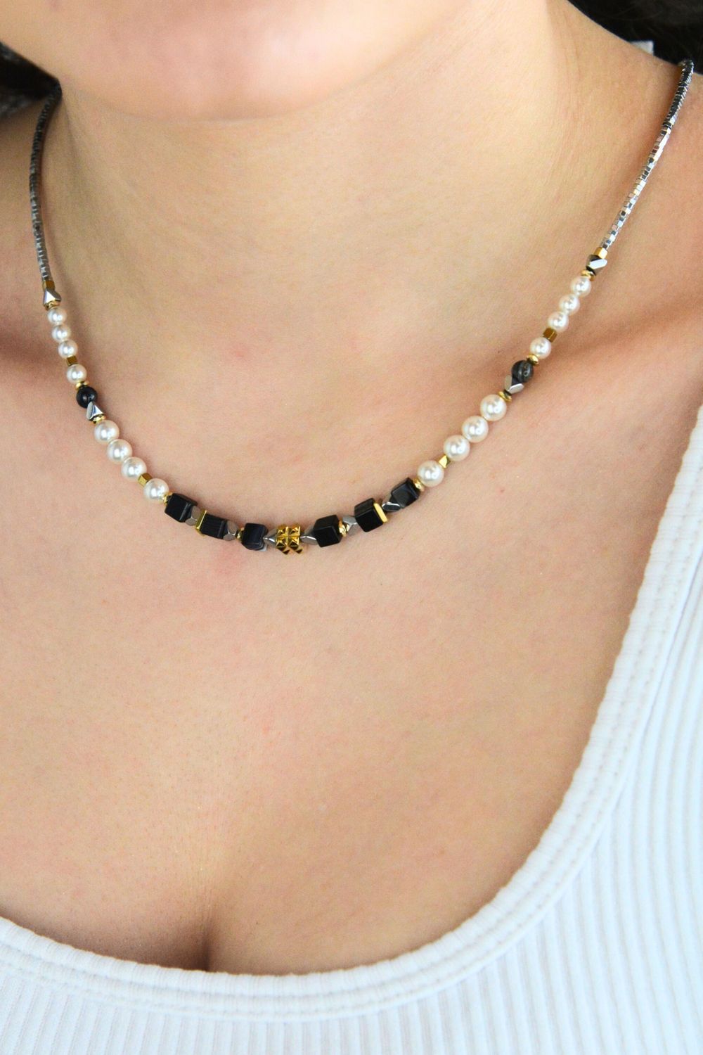 Złoty naszyjnik Modern Elegance Spikes z onyksu, hematytu i pereł Swarovski®. Ręcznie wykonany w Niemczech, nowoczesna elegancja i unikalny design.1.jpg