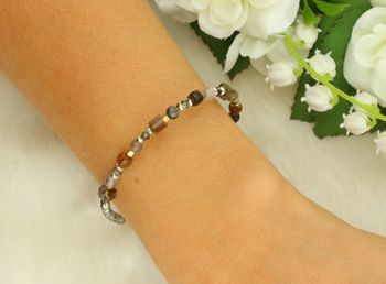 Bransoletka damska Coeur De Lion 434730-1112 Smoky Glow złota z tygrysim okiem, kwarcem, agatem i kryształami Swarovski®. Ręcznie wykonana, elegancka biżuteria (2).jpg