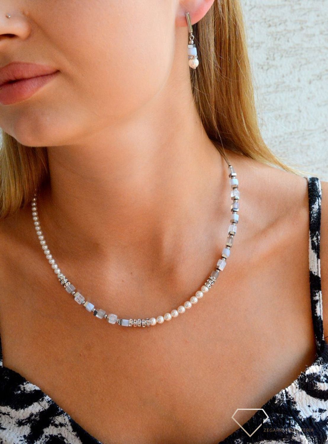 Naszyjnik damski Coeur de Lion Precious Fusion Offset z perłami 4354100720. Naszyjnik damski Coeur de Lion. Naszyjnik z perłami. Naszyjnik stalowy damski na prezent. Efektowna kolia z perłami dla kobiety (2).jpg