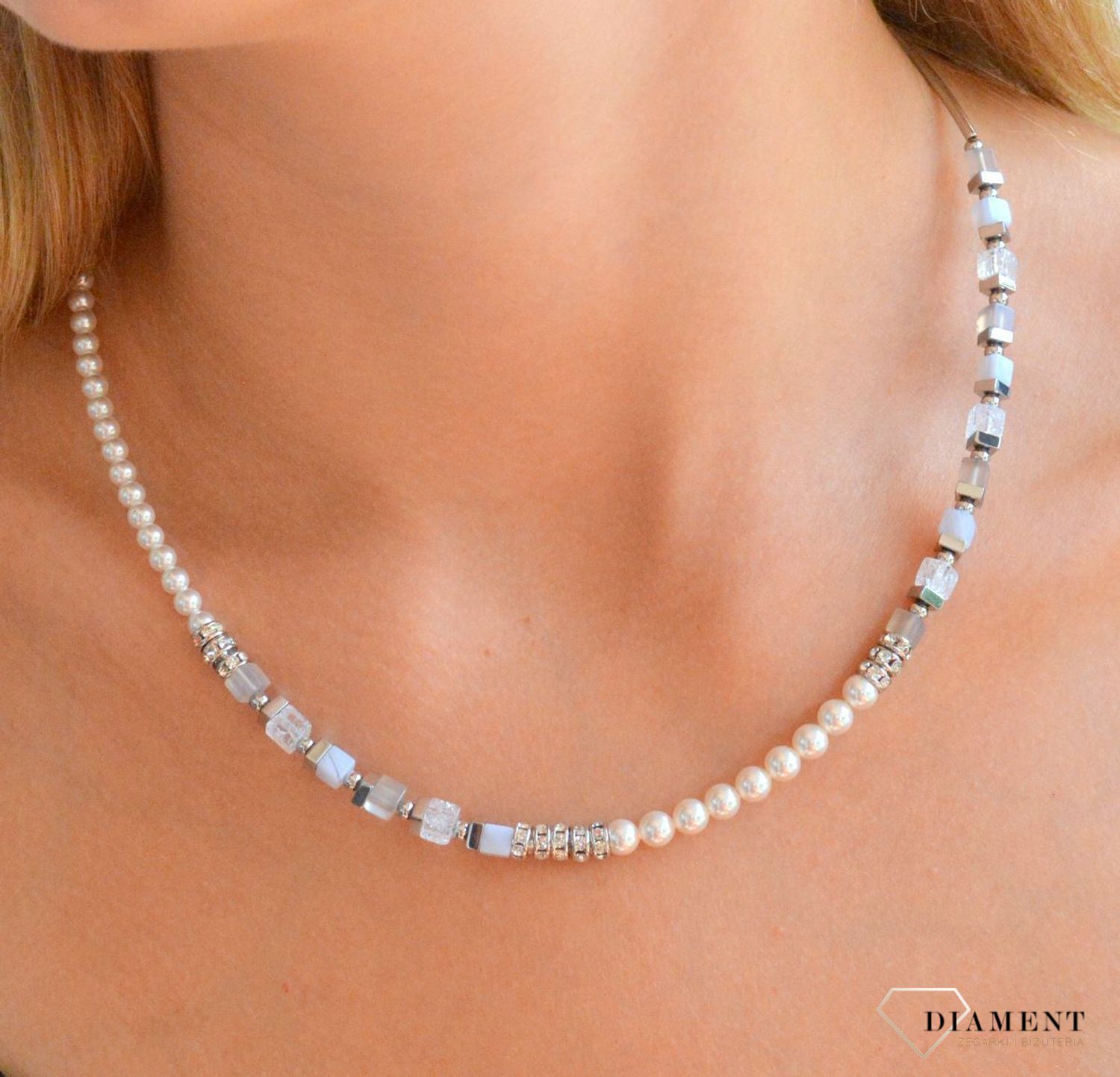 Naszyjnik damski Coeur de Lion Precious Fusion Offset z perłami 4354100720. Naszyjnik damski Coeur de Lion. Naszyjnik z perłami. Naszyjnik stalowy damski na prezent. Efektowna kolia z perłami dla kobiety (2).jpg