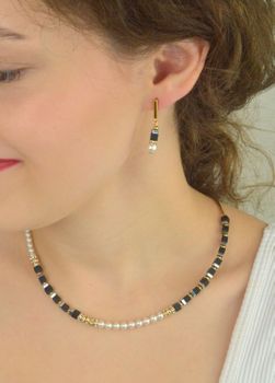 Kolczyki damskie Coeur de Lion Evolution 435421-1300 z onyksu, pereł i kryształów Swarovski®. Elegancja, geometria i nowoczesny design w jednej harmonijnej formie (2).JPG