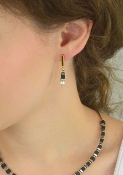 Kolczyki damskie Coeur de Lion Evolution 435421-1300 z onyksu, pereł i kryształów Swarovski®. Elegancja, geometria i nowoczesny design w jednej harmonijnej formie (3).JPG