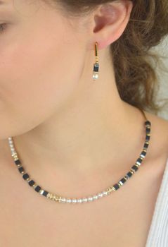 Kolczyki damskie Coeur de Lion Evolution 435421-1300 z onyksu, pereł i kryształów Swarovski®. Elegancja, geometria i nowoczesny design w jednej harmonijnej formie (4).JPG