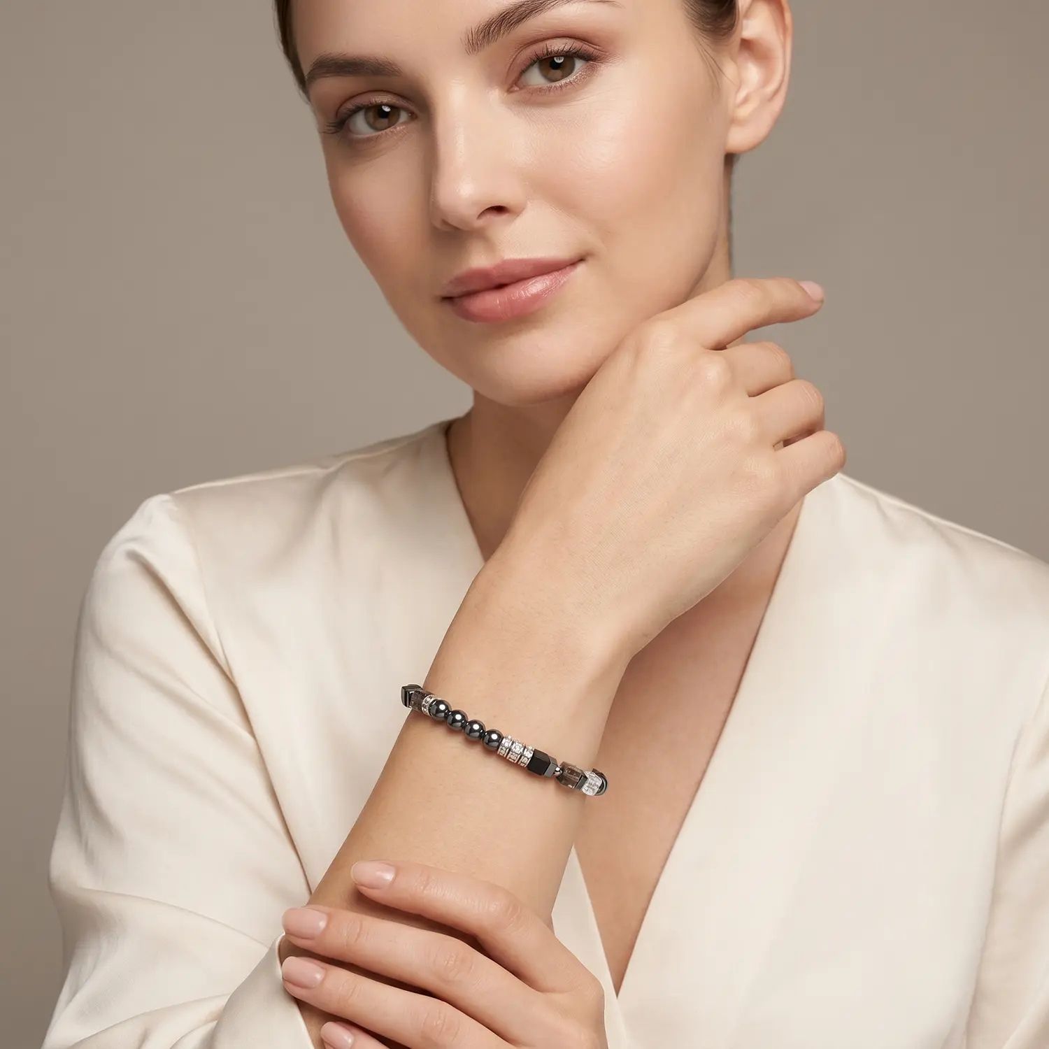 Bransoletka damska Coeur de Lion 4354301217 Precious Fusion Offset Grey-Silver z onyksami i Swarovskid (1).jpg