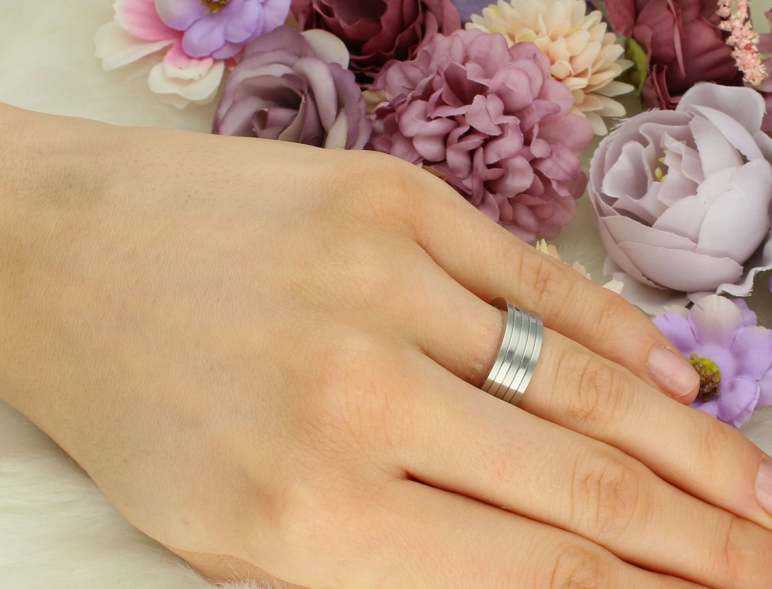 Obrączka męska stalowa z dodatkiem szlifowania 4424-37 Stalowy pierścionek męski w formie szerokiej obrączki, ozdobiony szlifowaniami. Oryginalny pierścionek będzie idealnym prezentem dla ukochanego mężczyzny.1.jpg