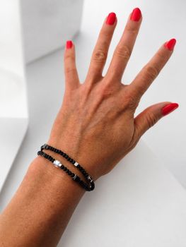 Bransoletka damska Coeur de Lion Joyful Colours Flex Silver-Black z kryształami Swarovski®, hematytem i stalą nierdzewną. Można nosić ją także jako choker (1).jpg